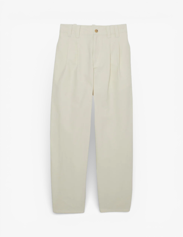 Marka Adı: A.P.C.
Ürün Adı: A.P.C. Kadın Willow Pantolon
Ürün Cinsiyeti: Kadın
Ürün Tipi: Pantolon
Ürün Sezonsallığı: İlkbahar/Yaz
Ürün Çeşidi: Plili Kumaş Pantolon
Ürün Özellikleri: A.P.C. Willow Kadın Pantolon, açık bej rengi ve rahat kesimiyle öne çıkan, modern ve zamansız bir parçadır. Ön kısmında yer alan tek pile detayları, pantolona hem şık bir duruş hem de hareket özgürlüğü katarken, pamuklu kumaşı gün boyu konfor sunar. Yüksek bel yapısı ve kemer köprüleri sayesinde farklı kombinlere kolayca uyum sağlar, minimalist tasarımıyla zahmetsiz bir şıklık vadediyor.
Öne Çıkan Detaylar:
- Açık bej rengi
- Ön kısımda tek pile detayları
- Rahat ve yüksek bel kesim
- Düğme kapama ve kemer köprüleri
Kimler Kullanıyor?: Modern ve minimalist bir stil anlayışını benimseyen, gardırobunda zamansız ve çok yönlü parçalara yer verenler bu pantolonu rahatlıkla tercih edebilir. Günlük şıklığı ve konforu bir arada arayan, iş hayatından sosyal etkinliklere kadar farklı ortamlarda stilini zahmetsizce yansıtmak isteyenler için idealdir. Kaliteli kumaş dokusunu ve rafine detayları takdir eden herkes, bu pantolonu kişisel tarzına kolayca adapte edebilir.