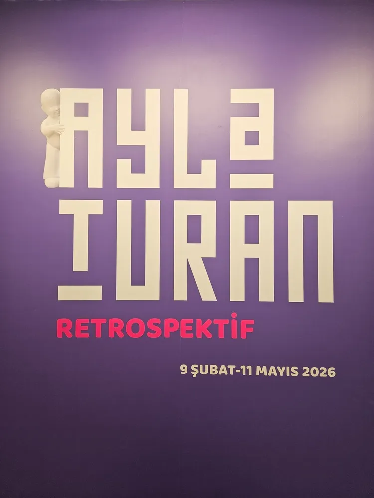 Ayla Turan Retrospektif sergisi başlık duvarı ve tarih bilgisi