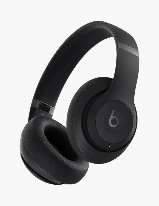 Marka Adı: Beats
Ürün Adı: Beats Kulak Üstü Kulaklık
Ürün Cinsiyeti: Belirtilmemiş
Ürün Tipi: Kulak Üstü Kulaklık
Ürün Sezonsallığı: Belirtilmemiş
Ürün Çeşidi: Kablosuz Kulaklık
Ürün Özellikleri: Bu Beats kulak üstü kulaklık, mat siyah rengi ve ikonik b logosuyla minimalist ve şık bir tasarıma sahiptir. Ergonomik olarak tasarlanmış yastıklı kulak pedleri ve ayarlanabilir kafa bandı sayesinde uzun süreli kullanımlarda üstün konfor sunar. Apple'ın H1 veya W1 çipi desteğiyle iOS cihazlarla hızlı ve sorunsuz eşleşme sağlayan bu kablosuz kulaklık, güçlü basları ve dengeli tizleriyle zengin bir ses deneyimi sunar. Aktif gürültü engelleme özelliği sayesinde dış sesleri izole ederek müziğe odaklanmayı kolaylaştırır. Dahili mikrofonu net telefon görüşmeleri yapılmasına olanak tanırken, Siri entegrasyonu sesli komutlarla kontrol imkanı sunar. Tek şarjla 40 saate kadar pil ömrü ve Fast Fuel hızlı şarj özelliği ile uzun süreli kullanıma uygundur.
Öne Çıkan Detaylar:
- Apple ekosistemiyle sorunsuz entegrasyon (H1/W1 çip desteği)
- Güçlü baslara sahip dengeli ses performansı ve aktif gürültü engelleme
- Şık, hafif ve ergonomik tasarımıyla uzun süreli konfor
- 40 saate kadar pil ömrü ve Fast Fuel hızlı şarj özelliği
Kimler Kullanıyor?: Müziği sadece dinlemekle kalmayıp, aynı zamanda stilinin bir parçası olarak gören, dinamik ve enerjik kişiler için idealdir. Özellikle güçlü bas performansı ve modern tasarımıyla öne çıkan bu kulaklık, aktif yaşam tarzını benimseyen, Apple ekosistemiyle uyumlu bir deneyim arayan ve ses kalitesinin yanı sıra şıklığa da önem veren kullanıcıların tercihi olacaktır.