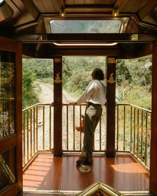 Belmond Hiram Bingham, manzaraya bakan bir kadın