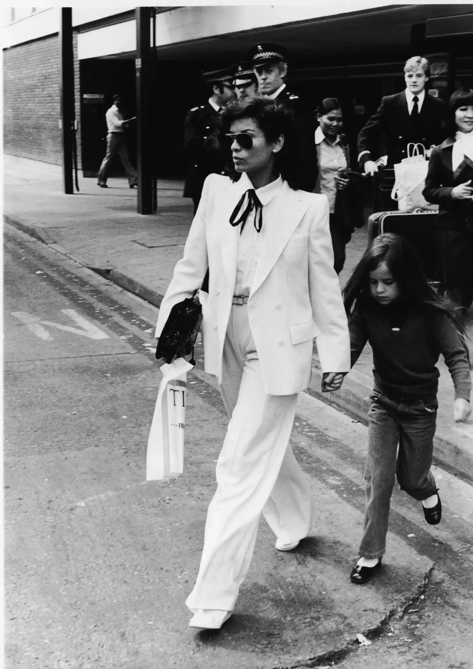 Bianca Jagger, yüksek bel wide leg pantolon ve oversize blazer kombinasyonu ile 1970’ler sokak stilini yansıtırken güçlü ve zamansız kadın silueti oluşturuyor.
