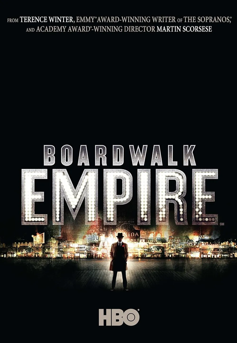 Boardwalk Empire dizisi afişinde 1920’ler Atlantic City silueti önünde Nucky Thompson