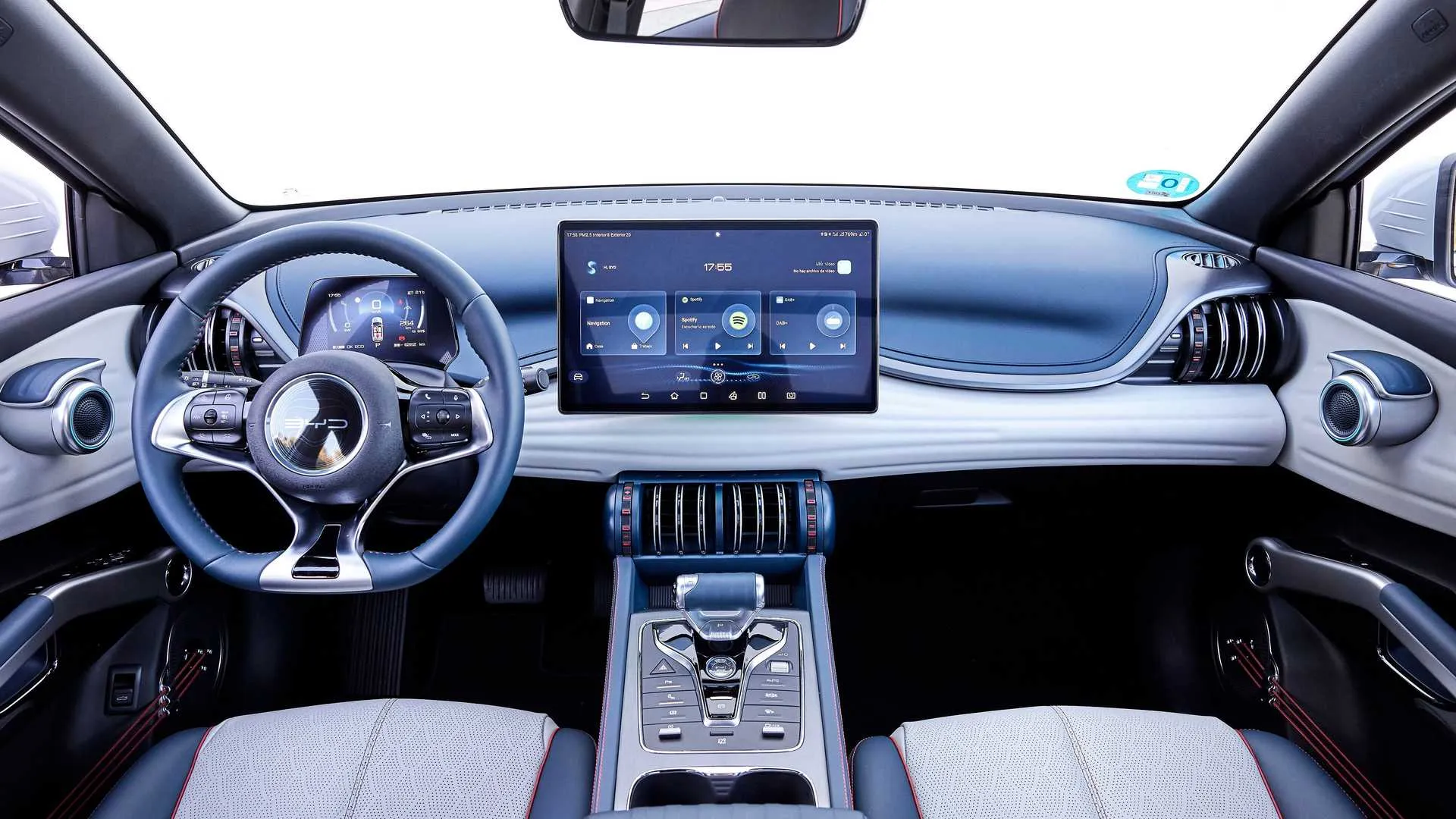 BYD Atto 3 elektrikli SUV’un modern iç mekânı: geniş dokunmatik ekranlı multimedya paneli, dijital gösterge ve şık mavi-beyaz tasarım detayları.
