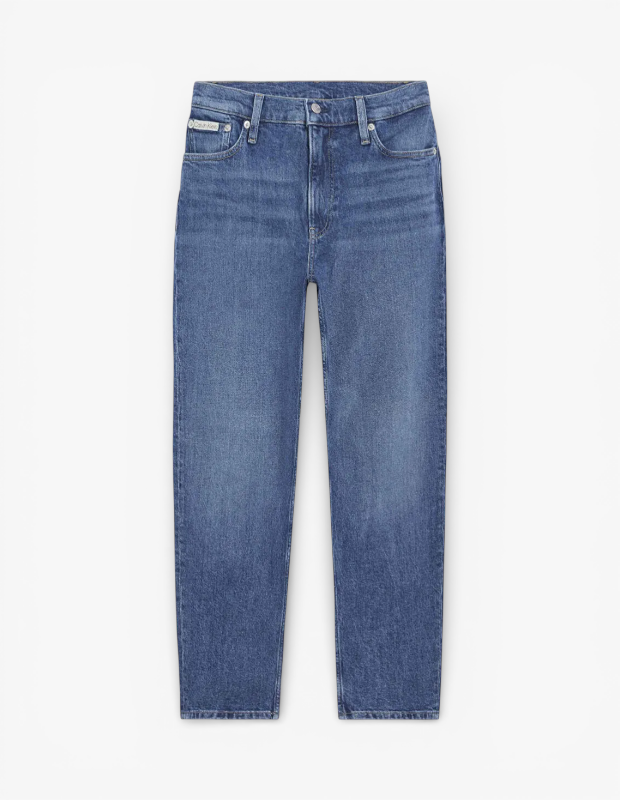 Marka Adı: Calvin Klein Jeans
Ürün Cinsiyeti: Kadın
Ürün Tipi: Jean Pantolon
Ürün Sezonsallığı: Her mevsim
Ürün Çeşidi: Mom Fit Düz Denim Pantolon
Ürün Özellikleri: Bu Calvin Klein Jeans pantolon, klasik Mom Fit kesimiyle dikkat çekiyor. Yüksek belli yapısı, kalça ve basen bölgesinde rahat bir oturuş sunarken, paçalara doğru hafifçe daralan düz kesimiyle modern bir silüet oluşturur. Kaliteli denim kumaşı, orta mavi tonu ve doğal duran hafif eskitme ve yıkama detaylarıyla zamansız bir görünüme sahiptir. Beş cepli tasarımı ve fermuar ile düğmeli kapanışı, günlük kullanım için pratiklik sunar. Calvin Klein Jeans markasına özel küçük metal logo detayı, ürünün kalitesini ve stilini vurgular.
Öne Çıkan Detaylar:
- Yüksek bel ve kalça-basen bölgesinde rahat Mom Fit kesim.
- Doğal duran orta mavi denim rengi ve hafif eskitme yıkama efektleri.
- Calvin Klein Jeans logosu taşıyan metalik marka detayı.
Kimler Kullanıyor?: Şıklığı ve rahatlığı bir arada arayan, zamansız parçalarla stilini güncel tutmayı seven herkes bu pantolonu tercih edebilir. Özellikle 90'ların retro havasını modern dokunuşlarla gardırobuna taşımak isteyenler, bel hattını vurgulayarak oranlarını dengelemeyi önemseyenler ve günlük kombinlerinde hem konforlu hem de stil sahibi bir görünüm yakalamak isteyenler için idealdir. Bu jean, hem sade bir tişörtle hem de şık bir bluzla kolayca kombinlenebilir, geniş bir stil yelpazesine uyum sağlar.