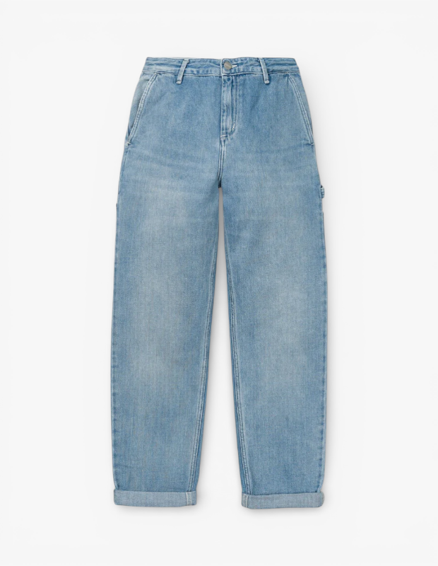 Marka Adı: Carhartt WIP
Ürün Cinsiyeti: Kadın
Ürün Tipi: Jean Pantolon
Ürün Sezonsallığı: Belirtilmemiş
Ürün Çeşidi: Yüksek Bel Rahat Kesim Jean
Ürün Özellikleri: Açık mavi tonlarında, hafif eskitme efektli, yüksek belli jean pantolon. Sağlam denim kumaşından üretilen bu model, kalçadan paçaya doğru rahat bir kesime ve kıvrılarak sabitlenmiş bilek boyu paçalara sahiptir. Klasik düğme ve fermuar kapatmasının yanı sıra, ön kısmında iki yan cep, arka kısmında standart iki adet yama cep (görselde arka kısmı görünmese de) ve sağ bacakta karakteristik bir yardımcı cep ile çekiç askısı detayı bulunur. İşçi pantolonu estetiğini modern ve konforlu bir silüetle birleştirir.
Öne Çıkan Detaylar:
- Yüksek bel kesimi, modern bir duruş ve konforlu bir oturuş sağlar.
- Paçaları kıvrılarak sabitlenmiş rahat kesimli tasarım, casual bir stil sunar.
- Yan bacakta yer alan yardımcı cep ve çekiç askısı, işçi giyiminden ilham alan özgün detaylardır.
Kimler Kullanıyor?: Günlük giyiminde rahatlığı ve stil sahibi görünümü bir arada arayan, klasik denim parçalarına modern ve özgün bir dokunuş katmak isteyen kişiler için idealdir. İşlevsel detayları ve rahat kalıpları seven, sokak modasının enerjisini ve işçi giyiminin zamansız estetiğini kendi tarzına yansıtmak isteyen herkesin gardırobuna kolayca uyum sağlayacak, çok yönlü bir parçadır.