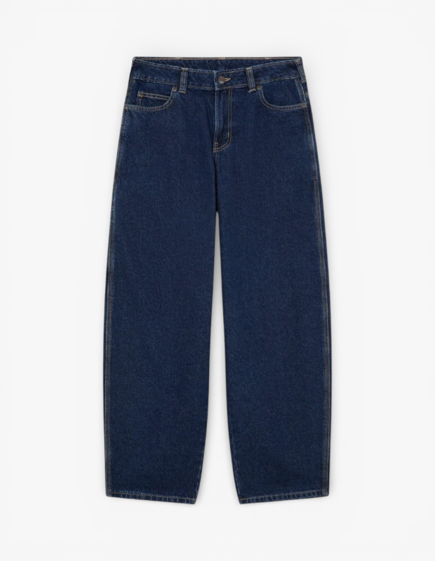 Marka Adı: Dickies
Ürün Cinsiyeti: Kadın
Ürün Tipi: Denim Pantolon
Ürün Sezonsallığı: Belirtilmemiş
Ürün Çeşidi: Loose Tapered Denim Pantolon
Ürün Özellikleri: Koyu indigo renkte, sağlam denim kumaştan üretilen bu pantolon, rahat ve modern bir silüet sunar. Belden geniş bir kesimle inen paçalar, bileğe doğru hafifçe daralarak loose tapered formunu oluşturur. Klasik beş cepli tasarımı, metal düğme ve fermuar kapanışı, ayrıca kemer köprüleri ile tamamlanmıştır. Sarı-kahverengi tonlarındaki kontrast dikiş detayları, jean'e karakteristik bir görünüm kazandırır. Bu pantolon, günlük kullanımda konfor ve stil arayanlar için idealdir.
Öne Çıkan Detaylar:
- Koyu indigo renginde, dayanıklı denim kumaş
- Belden geniş başlayıp bileğe doğru hafifçe daralan loose tapered kesim
- Klasik beş cepli tasarım ve karakteristik kontrast dikişler
Kimler Kullanıyor?: Kıyafet seçimlerinde konforu, dayanıklılığı ve modern şehir stilini bir arada arayan, özgür ruhlu ve dinamik bireyler bu pantolonu tercih edebilir. Hem günlük aktivitelerinde rahat adımlar atmak hem de zahmetsiz şıklığı yakalamak isteyenler için idealdir. Minimalist ama güçlü parçalarla kendi tarzını oluşturmayı seven herkesin gardırobunda yer alabilecek zamansız bir parçadır.