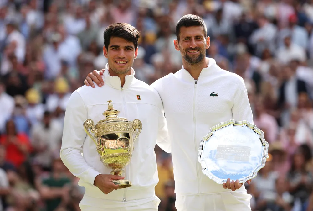 2024 Wimbledon finali sonrası Carlos Alcaraz ve Novak Djokovic kupalarıyla birlikte