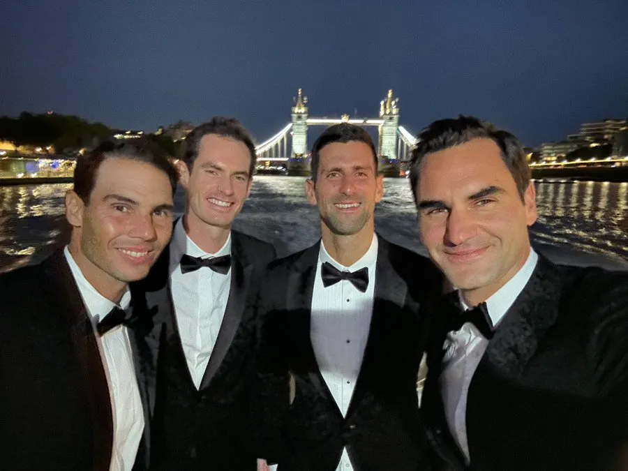 Soldan sağa Rafael Nadal, Andy Murray, Novak Djokovic ve Roger Federer’in gece manzarası önünde birlikte poz verdiği kare
