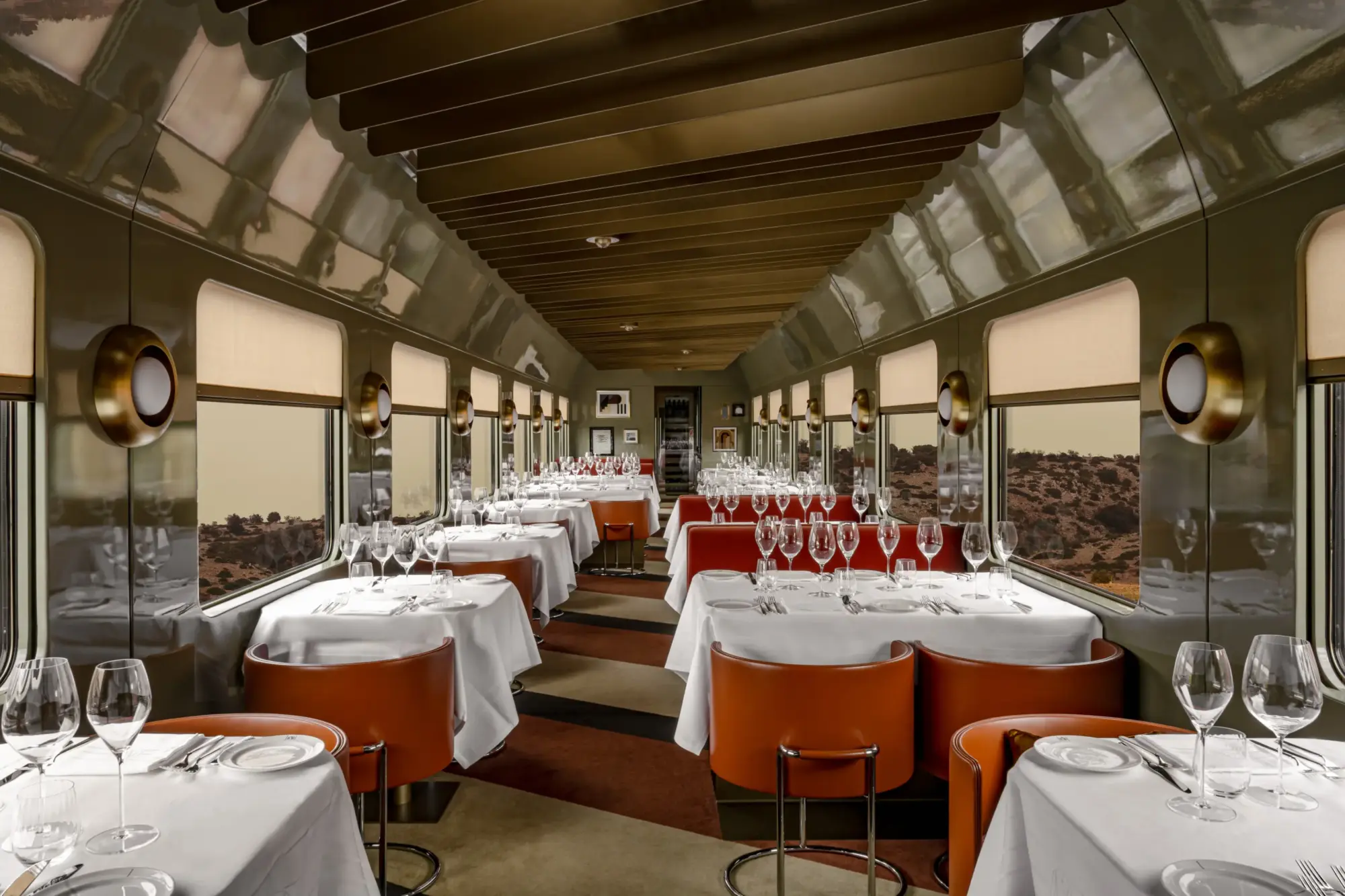 La Dolce Vita Orient Express, iç salon yemek masalarından görsel