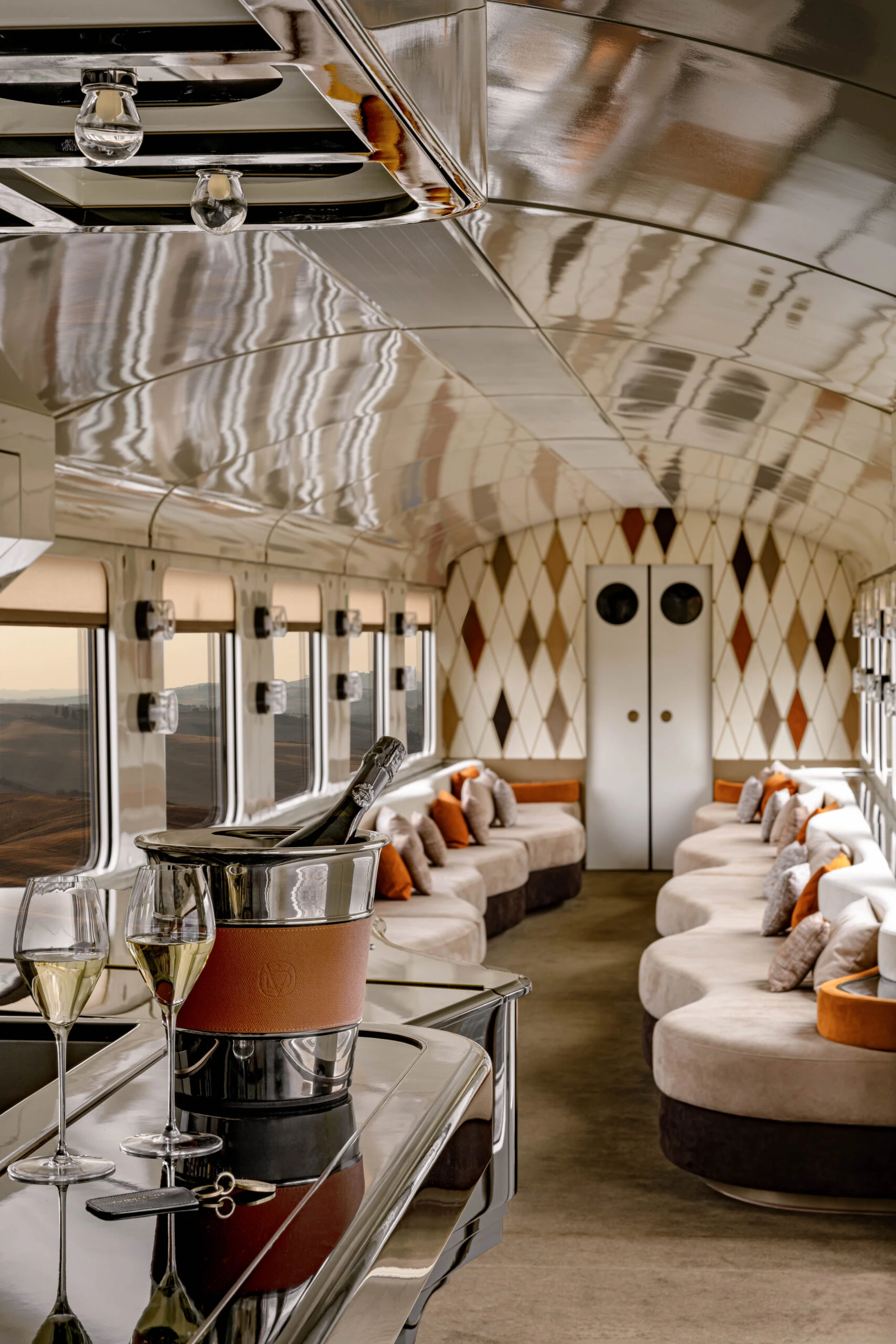 La Dolce Vita Orient Express, iç salon ve misafirlerin dinlenme alanı