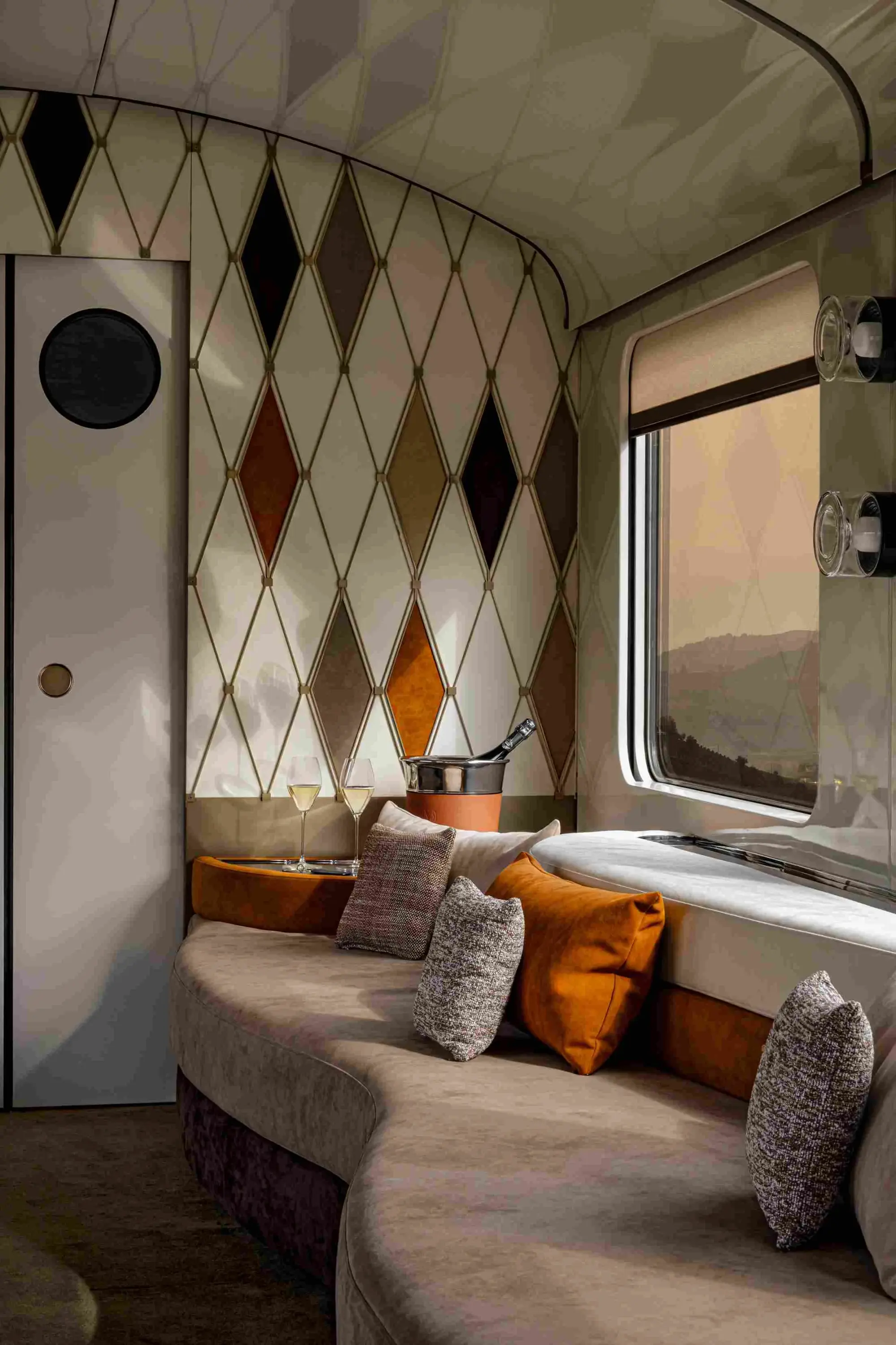 La Dolce Vita Orient Express, salon içinden
