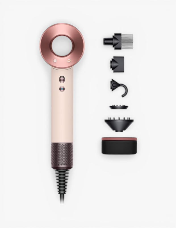 Marka Adı: Dyson
Ürün Adı: Dyson Supersonic Profesyonel Saç Kurutma Makinesi
Ürün Cinsiyeti: Unisex
Ürün Tipi: Saç Kurutma Makinesi
Ürün Sezonsallığı: Her Mevsim
Ürün Çeşidi: Elektronik Kişisel Bakım Cihazı
Ürün Özellikleri: Dyson Supersonic Profesyonel Saç Kurutma Makinesi, bej rengi gövdesi ve başlığındaki gül kurusu/bakır tonlarındaki detaylarıyla modern ve şık bir tasarıma sahiptir. Ergonomik tutuşu sayesinde kolay ve konforlu bir kullanım sunar. Ürünün yanında gelen tarak, yoğunlaştırıcı, hassas kurutma başlığı ve difüzör gibi farklı manyetik başlıkları, her saç tipine ve şekillendirme ihtiyacına uygun profesyonel kurutma ve şekillendirme deneyimi sunarak saç kabarmasını azaltmaya yardımcı olur. Alt kısmında yer alan delikli dokulu tasarım, hava akışını ve filtreleme sistemini vurgular.
Öne Çıkan Detaylar:
- Farklı saç tipleri ve şekillendirme ihtiyaçları için tasarlanmış çoklu manyetik başlıklar
- Bej ve gül kurusu/bakır tonlarında modern ve estetik tasarım
- Profesyonel düzeyde hızlı kurutma ve saç kabarmasını azaltmaya yardımcı performans
Kimler Kullanıyor?: Saç bakım rutinlerinde teknoloji ve modern tasarımı bir araya getirmeyi tercih eden, evde profesyonel kalitede saç şekillendirme sonuçları arayan, saç sağlığına önem veren ve elektriklenmeyi en aza indirmek isteyen kişiler bu saç kurutma makinesini gönül rahatlığıyla kullanabilir. Estetiğe ve fonksiyona değer veren herkes için ideal bir kişisel bakım aracıdır.