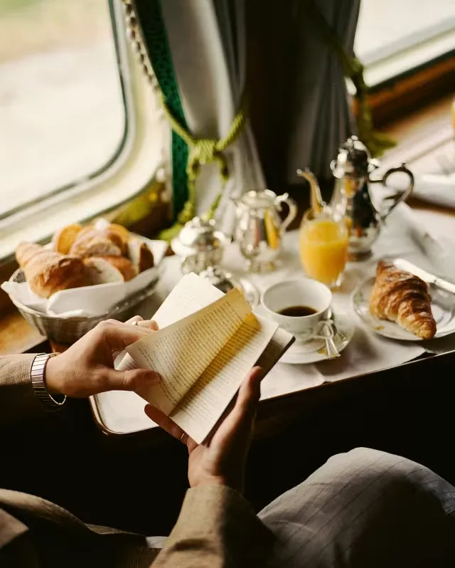Eastern & Oriental Express, sabah kahvaltısı kruvasan ve portakal suyu