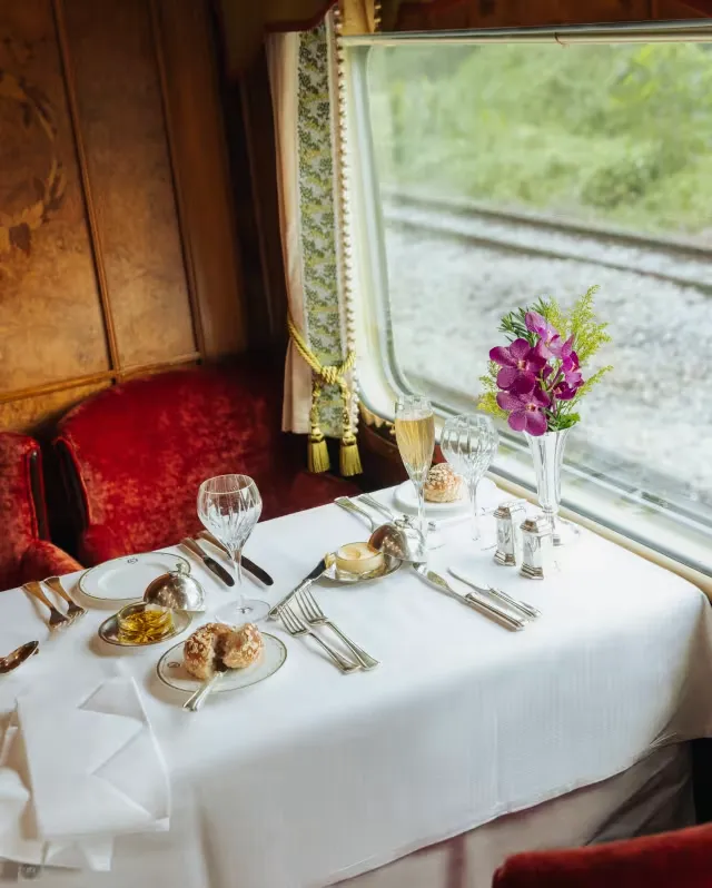 Eastern & Oriental Express'te şık bir öğlen yemeği
