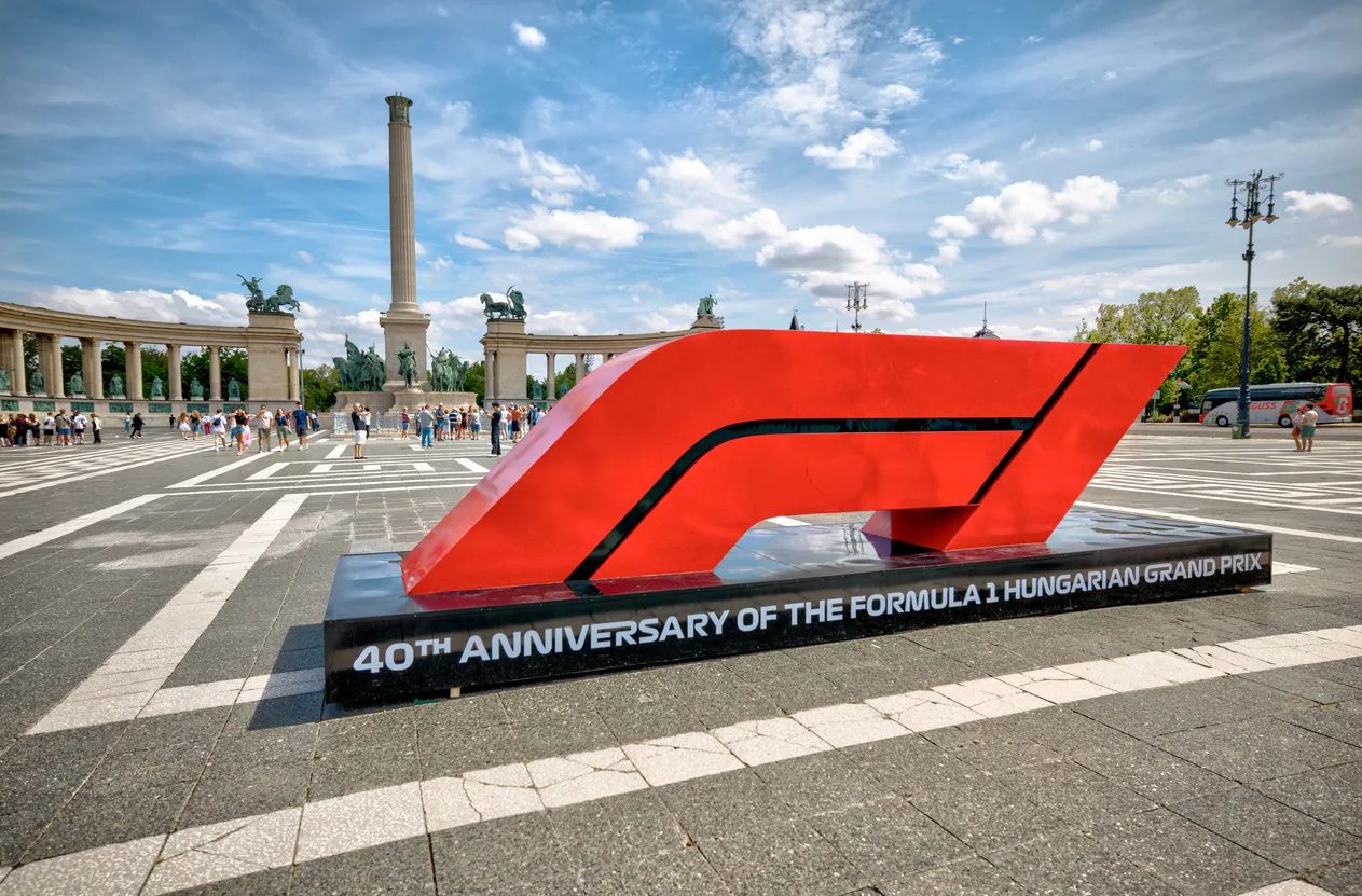 Macaristan Grand Prix 40. yıl Formula 1 tabelası Budapeşte Hősök tere meydanında