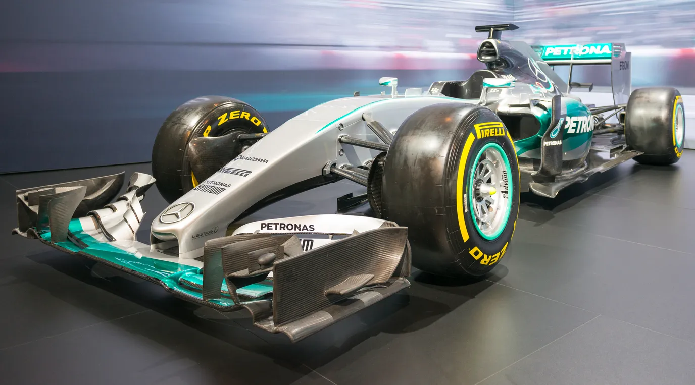 2015 sezonunun şampiyon aracı Mercedes F1 W06 Hybrid; Lewis Hamilton ve Nico Rosberg’in kullandığı model, 2016 Brüksel Motor Show’da sergileniyor.