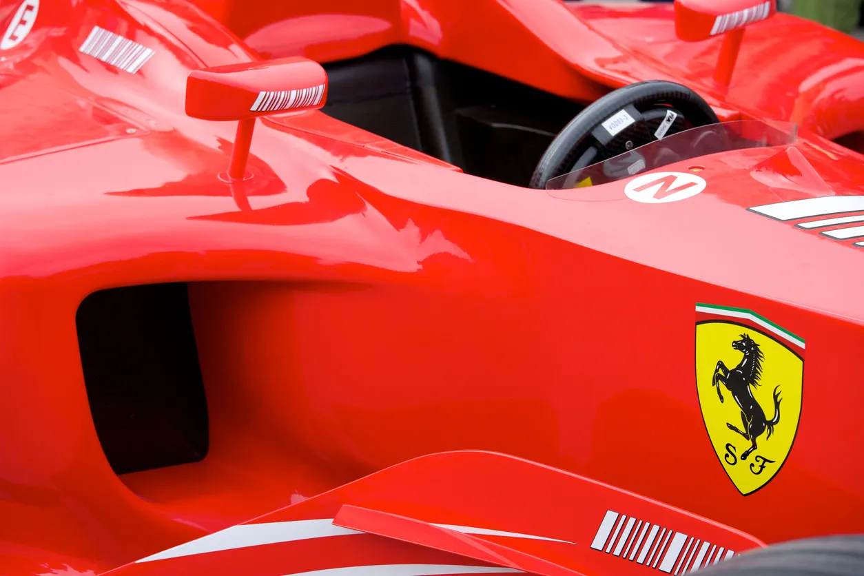 Ferrari 248 F1 modelinin gövde detayı; Lugo di Romagna’daki Ferrari Day klasik otomobil etkinliğinde sergilenen araç.