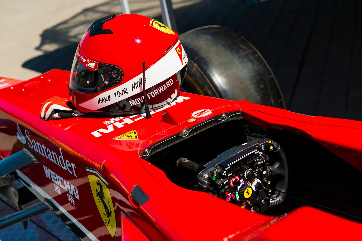 Lviv’de düzenlenen Ukrayna drifting şampiyonasında sergilenen Ferrari F1 aracının kokpit detayı.