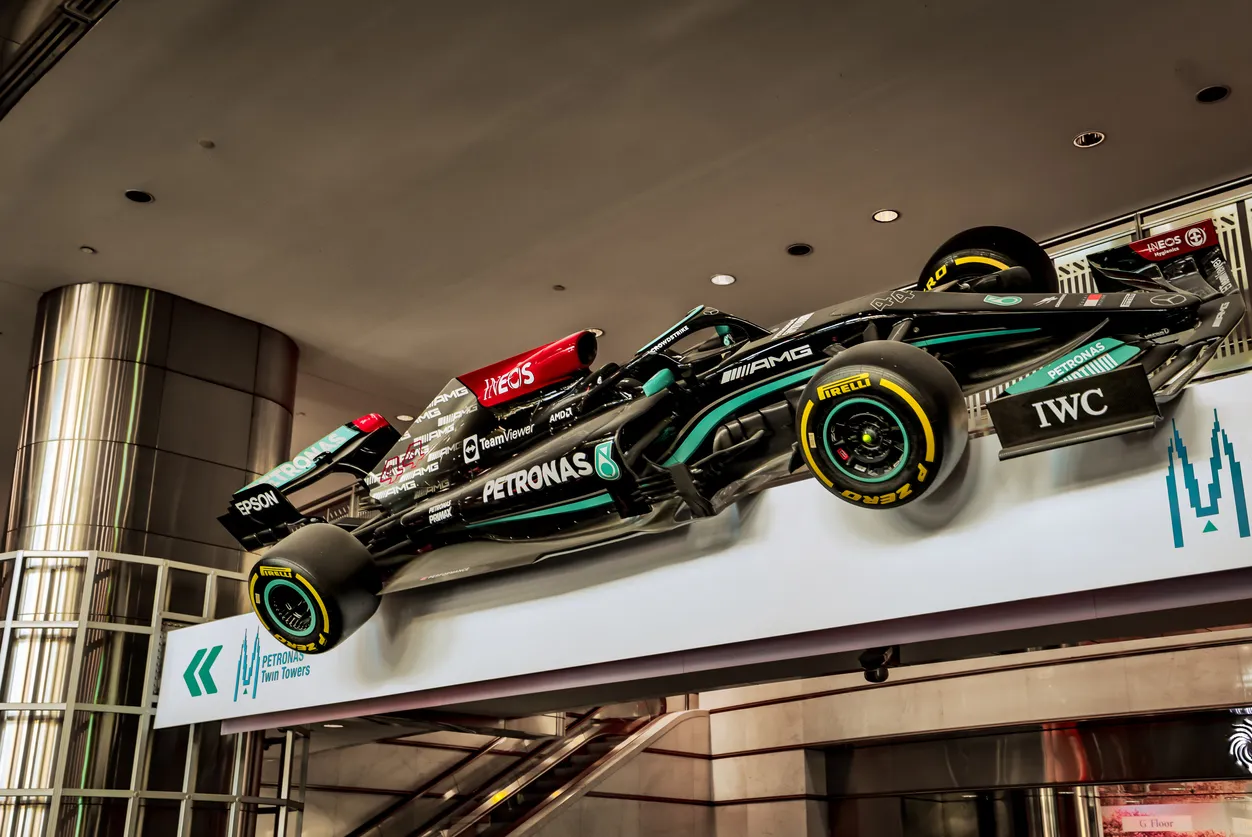 Kuala Lumpur Suria KLCC alışveriş merkezi girişinde sergilenen Mercedes Formula 1 aracı
