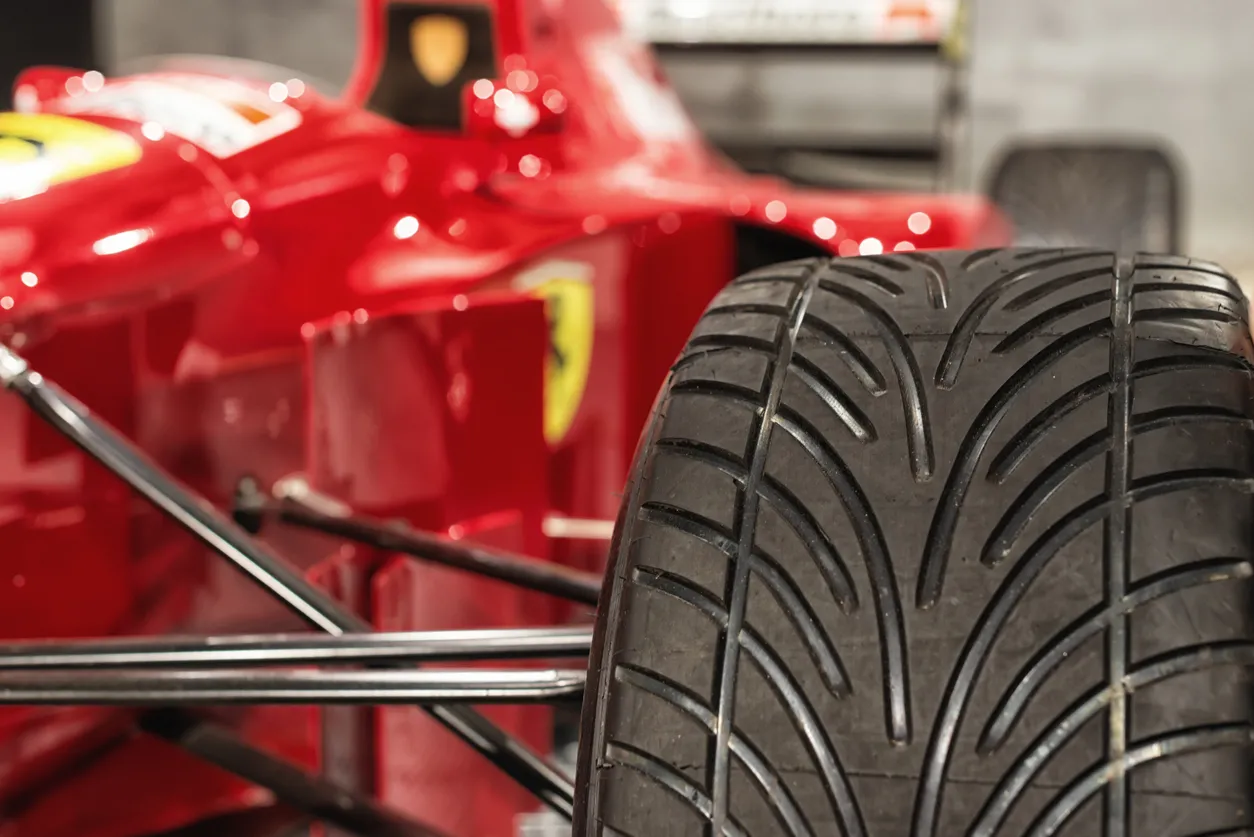 Ferrari Formula 1 aracına ait yağmur lastiğinin yakın plan görüntüsü; 1990’larda Jean Alesi’nin kullandığı araç, Romanshorn’daki bir sergide sergileniyor.