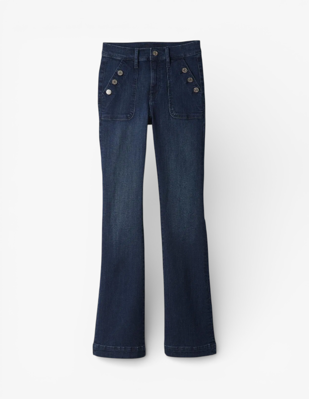 Marka Adı: GAP
Ürün Cinsiyeti: Kadın
Ürün Tipi: Jean Pantolon
Ürün Sezonsallığı: Dört Mevsim
Ürün Çeşidi: Mid Rise Bootcut Jean Pantolon
Ürün Özellikleri: Bu lacivert bootcut jean pantolon, dizden itibaren hafifçe genişleyen paça kesimiyle bacak boyunu optik olarak uzatan klasik bir silüet sunar. Orta bel kesimi gün boyu konfor sağlarken, ön kısımda bulunan yan ceplerin üzerindeki dörder adet gümüş renkli metal düğme detayı, ürüne denizci stilinden esinlenen şık ve özgün bir dokunuş katar. Koyu indigo denim kumaşı, hem gündüz hem de akşam kombinleri için ideal bir temel parça olmasını sağlar ve zamansız bir stile sahiptir.
Öne Çıkan Detaylar:
- Denizci stilini yansıtan, yan cepler üzerindeki şık metal düğme detayları.
- Bacak boyunu uzatan ve feminen bir silüet sunan bootcut paça kesimi.
- Konforlu orta bel kesimi ile gün boyu rahat bir kullanım.
Kimler Kullanıyor?: Giyimine klasik ama aynı zamanda özgün bir dokunuş katmak isteyenler, 70'ler esintili retro detayları modern stillerine dahil etmeyi sevenler bu pantolonu tercih edebilir. Şıklık ve rahatlığı bir arada arayan, bacak boyunu daha uzun göstermek isteyen ve zamansız denim parçaları gardırobunun vazgeçilmezi olarak gören herkesin stiline uyum sağlayacaktır. Özellikle detaylara önem veren ve minimal bir parçayı bile farklı kılan özellikler arayan bireyler için idealdir.
