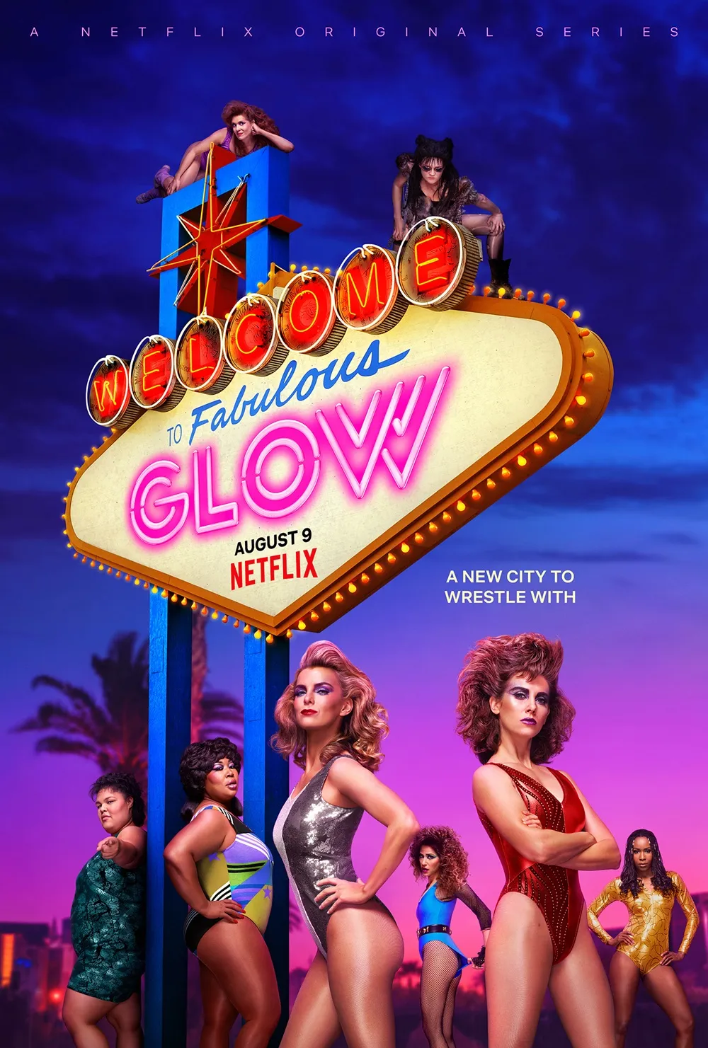 GLOW dizisi afişinde 80’ler kadın güreşçileri neon Las Vegas tabelası önünde