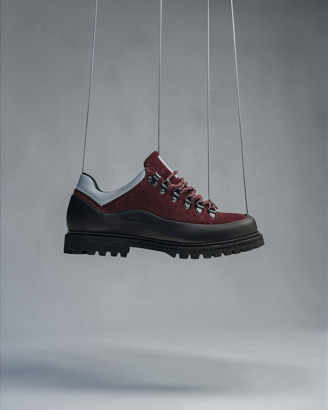 Dayanıklı süet üst yüzey ve kalın dişli taban yapısına sahip outdoor ayakkabı modeli, şehir ve doğa kullanımı için tasarlanmış fonksiyonel ve stil sahibi teknik ayakkabı siluetini yansıtıyor.