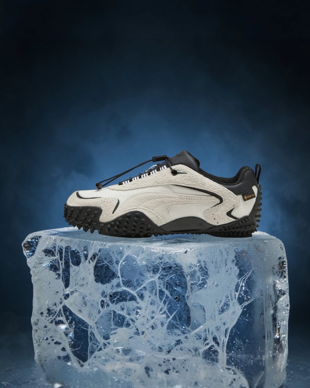Su sıçramaları içinde sergilenen GORE-TEX outdoor sneaker modeli, su geçirmez membran teknolojisi ve güçlü taban yapısıyla dört mevsim performans sunan teknik ayakkabı inovasyonunu temsil ediyor.