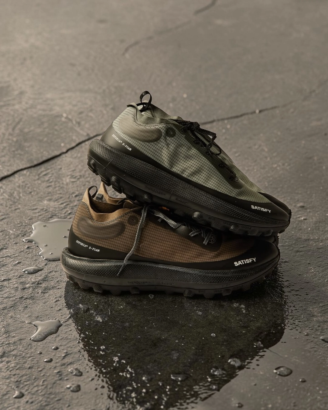 Suya dayanıklı teknik sneaker modeli, kalın taban yapısı, dayanıklı üst yüzeyi ve modern outdoor estetiğiyle şehir ve doğa arasında köprü kuran fonksiyonel ayakkabı tasarımını yansıtıyor.