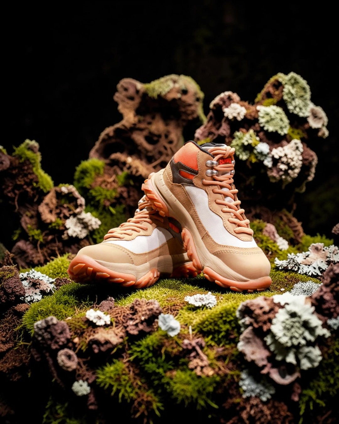 Dayanıklı dış tabanı, destekleyici bilek yapısı ve suya dayanıklı üst yüzeyiyle öne çıkan outdoor ayakkabı modeli, doğal arazi koşullarında maksimum tutuş ve konfor sağlamak üzere tasarlanırken; teknik performansı estetik detaylarla birleştiren modern bir hiking silueti sunuyor.