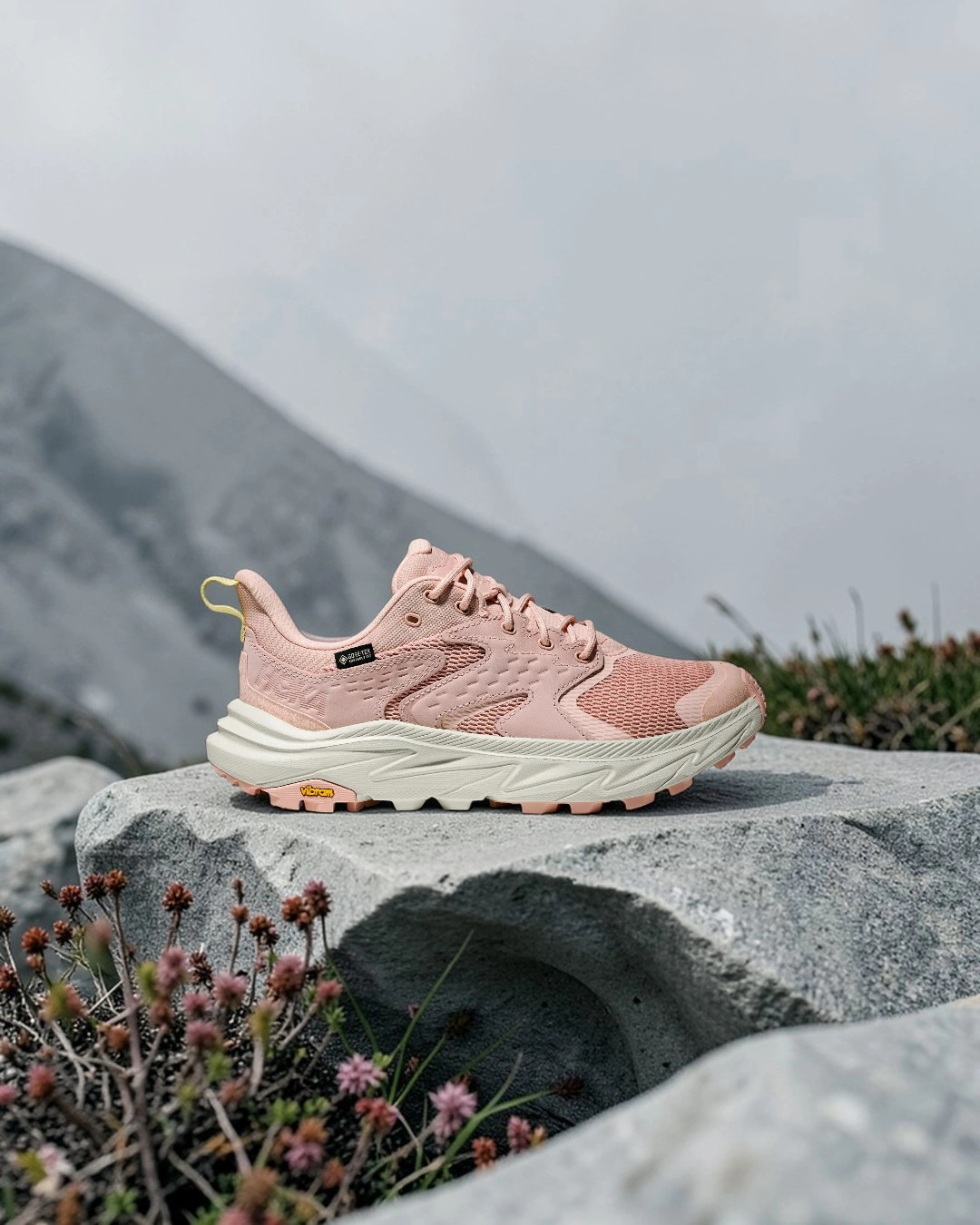 GORE-TEX teknolojili outdoor ayakkabı modeli, nefes alabilen ve suya dayanıklı üst yüzeyiyle zorlu doğa koşullarında maksimum koruma sağlarken; güçlü taban yapısı ve destekleyici formu sayesinde performans odaklı fonksiyonelliği modern ve hafif bir hiking siluetiyle birleştiriyor.
