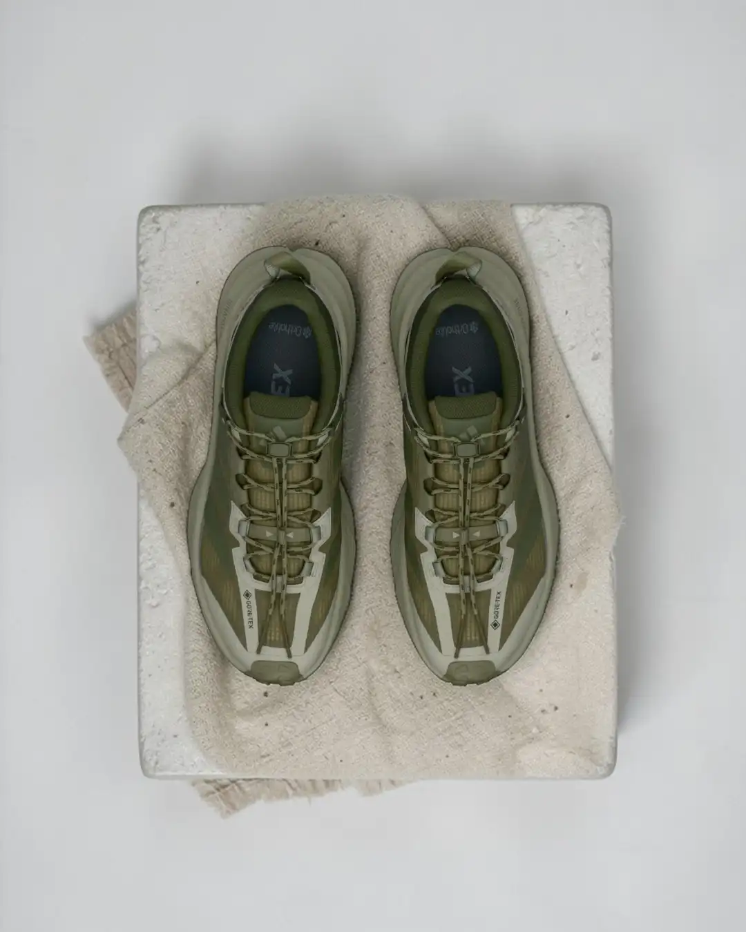 GORE-TEX teknolojisine sahip outdoor sneaker modeli, suya dayanıklı üst yüzeyi ve teknik bağcık sistemiyle nefes alabilirlik ve hava koşullarına karşı koruma sağlayan modern performans ayakkabısı tasarımını öne çıkarıyor.