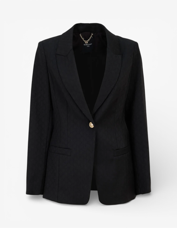 Marka Adı: Guess
Ürün Cinsiyeti: Kadın
Ürün Tipi: Blazer Ceket
Ürün Sezonsallığı: Tüm Sezonlar
Ürün Çeşidi: Tek Düğmeli Dokulu Blazer Ceket
Ürün Özellikleri: Bu siyah, tek düğmeli blazer ceket, zarif ve sofistike bir tasarıma sahiptir. Önde tek gold renkli düğme kapatmalı, sivri yakalı ve ön kısmında iki adet kapaklı cebi bulunmaktadır. Kumaş yüzeyinde ton sür ton, zarif bir desen veya doku mevcuttur. Uzun kollu ve klasik kesimiyle hem şık hem de modern bir görünüm sunar. İç kısmında yaka askı detayı olarak metal zincir bulunmaktadır. Malzeme yapısı belirtilmemiştir.
Öne Çıkan Detaylar:
- Tek gold renkli düğme kapanışı
- Kumaş üzerindeki ton sür ton dokulu desen
- Yaka iç kısmında metal zincir detayı
Kimler Kullanıyor?: Modern, güçlü ve stil sahibi bir duruş sergilemek isteyenler. Klasik şıklığı günlük hayatına veya profesyonel ortamına taşımayı tercih edenler. Kaliteli ve zamansız parçalara yatırım yaparak gardırobunu oluşturmayı sevenler. Minimalist ancak çarpıcı detaylarla stilini ifade etmeyi seçenler. İş toplantılarından özel akşam yemeklerine kadar farklı ortamlarda zahmetsizce şık görünmeyi amaçlayanlar.