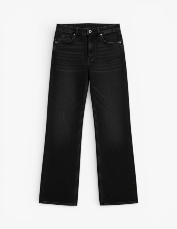 Marka Adı: Guess
Ürün Cinsiyeti: Kadın
Ürün Tipi: Pantolon
Ürün Sezonsallığı: Her Mevsim
Ürün Çeşidi: Denim pantolon, Düz paça
Ürün Özellikleri: Bu Guess düz paça denim pantolon, koyu griye çalan yıkanmış siyah rengiyle modern ve zamansız bir stil sunar. Orta-yüksek belli kesimi, kalçadan bileğe kadar düz inen rahat paça formuyla günlük kullanım için idealdir. Klasik beş cep tasarımına sahip olan pantolon, metal düğme ve fermuar detayları, belirgin dikişleri ve kemer köprüleriyle tamamlanmıştır. Hafif soluk görünümlü denim kumaşı, çeşitli kombinlerle kolayca uyum sağlar ve şık bir duruş sergiler.
Öne Çıkan Detaylar:
- Koyu yıkanmış siyah/gri denim rengi
- Düz paça kesimi
- Orta-yüksek bel tasarımı
Kimler Kullanıyor?: Zamansız parçalara yatırım yapmayı seven, günlük stilinde şıklık ve rahatlığı bir arada arayan herkes bu düz paça denimi tercih edebilir. Gardırobunda çok yönlü ve kolay kombinlenebilen temel parçalara yer verenler, modern ve sade bir duruş sergilemek isteyenler için idealdir. Özellikle bel bölgesinde konfor ve toparlayıcılık arayan, farklı vücut tiplerine uyum sağlayan, klasik kesimlerin gücüne inanan bireylerin gardıroplarının vazgeçilmez bir parçası olacaktır.