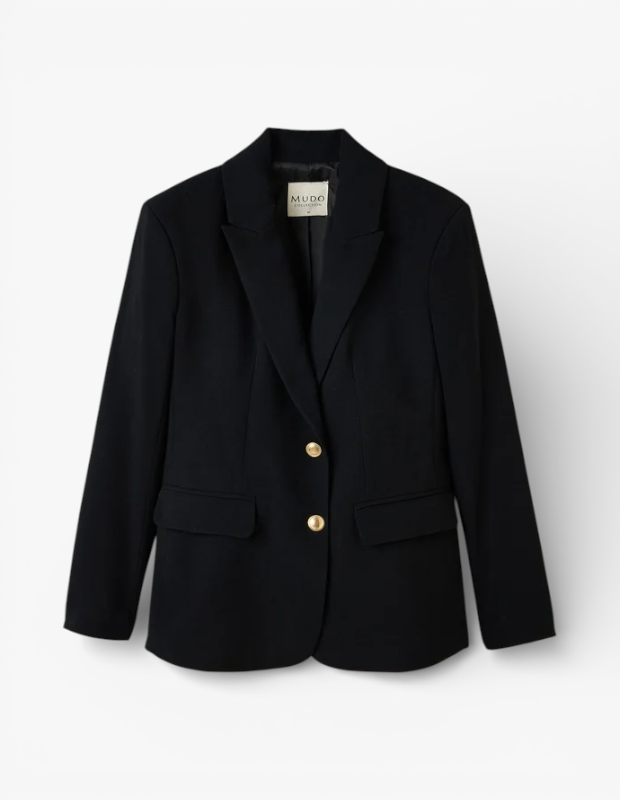 Marka Adı: Mudo
Ürün Cinsiyeti: Kadın
Ürün Tipi: Blazer Ceket
Ürün Sezonsallığı: Dört Mevsim
Ürün Çeşidi: Düz renk blazer ceket
Ürün Özellikleri: Modern ve şık bir duruşa sahip, siyah renkte tasarlanmış bu blazer ceket, pürüzsüz ve tok bir kumaş yapısına sahiptir. Vücuda oturan kesimi ve belirgin omuz hatları ile sofistike bir silüet sunar. Ön kısmında altın rengi iki düğme detayı bulunur ve iki adet kapaklı flep cebi ile tamamlanmıştır. Sivri yakalı tasarımı ve klasik uzun kollu yapısı, cekete zamansız bir hava katarak hem resmi hem de günlük kombinler için ideal bir parça haline getirir.
Öne Çıkan Detaylar:
- Altın rengi çift düğme detayı
- Sivri yaka tasarımı
- Kapaklı flep cepler
Kimler Kullanıyor?: Klasik ve modern çizgiyi bir arada arayan, şıklığı ve profesyonel duruşu önemseyen herkes bu ceketi gardırobuna ekleyebilir. İş ortamında resmiyetini korurken, günlük kombinlerinde de zahmetsiz bir stil yakalamak isteyenler için idealdir. Zamansız parçalarla kendi tarzını oluşturmayı seven, dinamik ve kendinden emin kişiler tarafından tercih edilebilir.