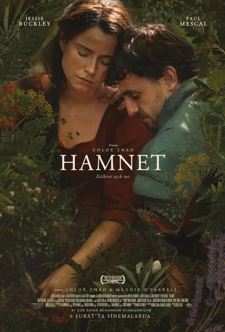 Hamnet filminin afişinde Jessie Buckley ve Paul Mescal, doğa ile iç içe bir kompozisyon içinde yan yana tasvir ediliyor.