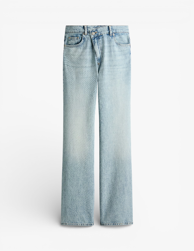 Marka Adı: H&M
Ürün Cinsiyeti: Kadın
Ürün Tipi: Jean Pantolon
Ürün Sezonsallığı: Dört mevsim
Ürün Çeşidi: Düz Paça Jean
Ürün Özellikleri:
Bu açık mavi jean pantolon, klasik denim kumaşından üretilmiştir ve modern bir tasarıma sahiptir. Yüksek belli kesimi, bele oturan ve kalçadan bileğe kadar düz inen paça tasarımıyla zamansız bir silüet sunar. Bel kısmında çapraz, asimetrik bir kapanış detayı bulunur. Ön kısımda iki adet standart cep ve küçük bir bozuk para cebi ile tamamlanan pantolon, hafif yıkanmış açık mavi tonuyla doğal ve rahat bir görünüme sahiptir. Paçaları temiz dikişle bitirilmiştir.
Öne Çıkan Detaylar:
- Bel kısmında asimetrik ve çapraz kapanış detayı
- Açık mavi tonlarda hafif yıkanmış denim kumaş
- Zamansız ve dengeleyici düz paça kesim
Kimler Kullanıyor?:
Modern ve klasik stilin dengesini arayan, gardıroplarında çok yönlü ve rahat parçalara yer veren kişiler bu jean pantolonu tercih edebilir. Kendi tarzına özgün bir dokunuş katmayı sevenler, yüksek belin sunduğu bel vurgusunu ve düz paçanın zarif duruşunu beğenenler için ideal bir seçimdir. Hem günlük kombinlerinde konforu ön planda tutan hem de şık detaylarla fark yaratmayı seven herkesin gardırobunda kolaylıkla yer bulabilir.