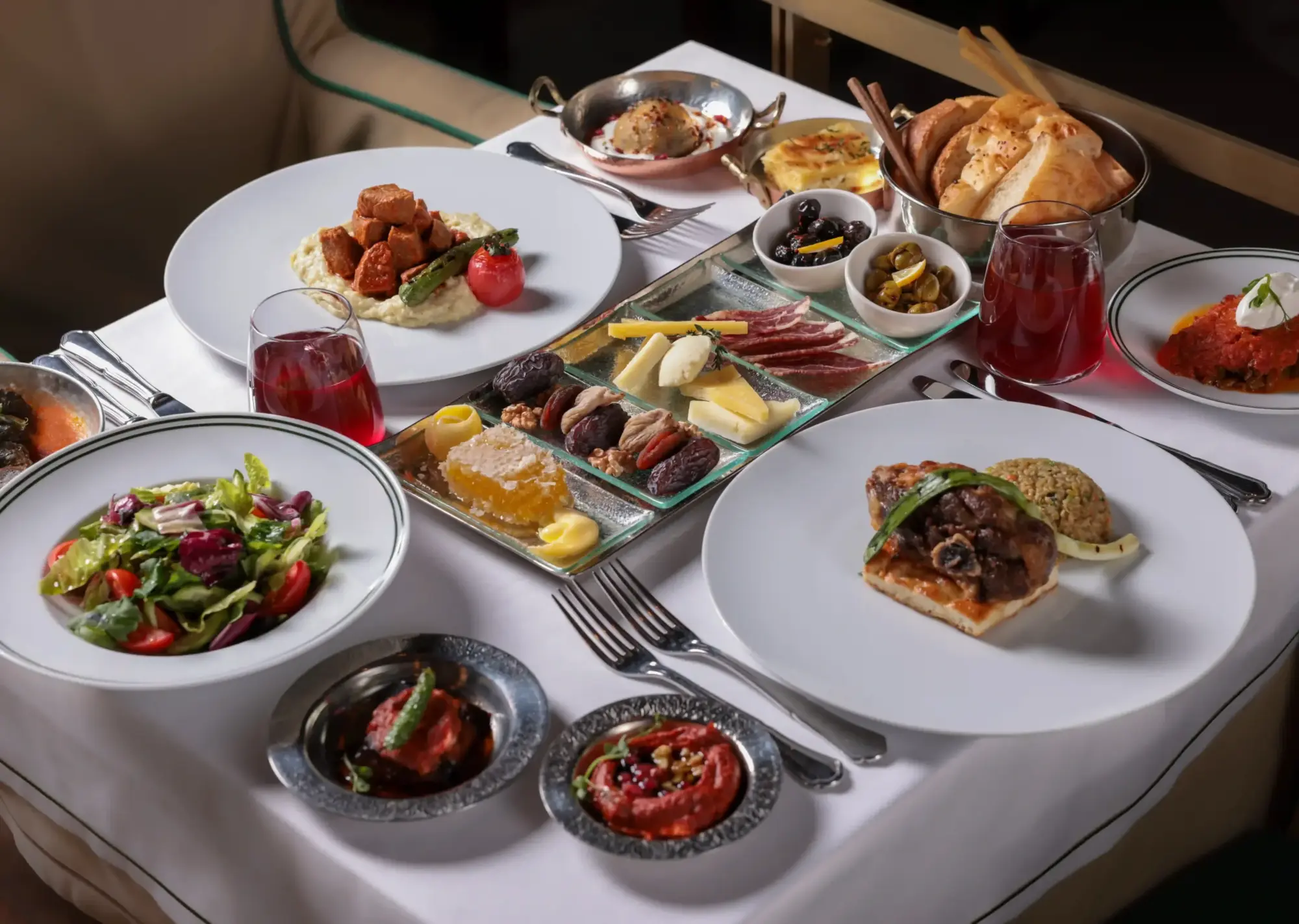 İstanbul’da bir restoranda servis edilen zengin iftar sofrası, farklı meze ve ana yemek tabaklarıyla masa düzeni.