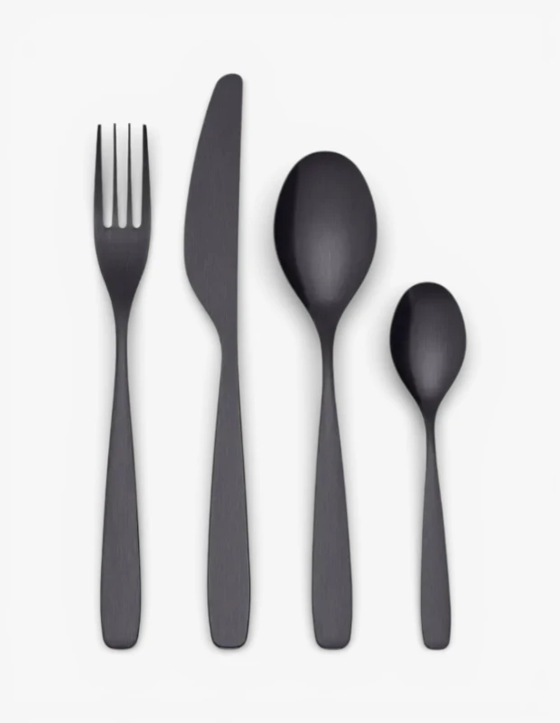 Marka Adı: IKEA
Ürün Cinsiyeti: Belirtilmemiş
Ürün Tipi: Çatal Bıçak Takımı
Ürün Sezonsallığı: Belirtilmemiş
Ürün Çeşidi: 6 Kişilik Çatal Bıçak Takımı
Ürün Özellikleri: Bu dört parçalı çatal bıçak takımı, modern ve minimalist bir tasarıma sahiptir. Mat siyah renkteki metal yapısı, ürüne çağdaş ve sofistike bir estetik kazandırır. Takım, bir yemek çatalı, bir yemek bıçağı, bir yemek kaşığı ve bir tatlı veya çay kaşığından oluşmaktadır. Sade ve zarif çizgileri, sofralara modern bir dokunuş katarak şık sunumlar için idealdir.
Öne Çıkan Detaylar:
- Mat siyah kaplama
- Modern ve minimalist tasarım
- Pürüzsüz ve sade hatlar
Kimler Kullanıyor?: Modern ve sofistike bir estetiğe sahip sofralar kurmayı sevenler, minimalist tasarımları şık detaylarla birleştirmeyi tercih edenler bu çatal bıçak takımını kullanabilir. Ev dekorasyonunda çağdaş çizgileri ve karakterli parçaları öne çıkaran bireyler, özel davetlerinde veya günlük yemeklerinde masalarına farklı bir dokunuş katmak isteyenler için idealdir. Özgün ve cesur sofra düzenlemeleriyle kişisel tarzlarını yansıtmayı seven herkesin beğenisine hitap eder.