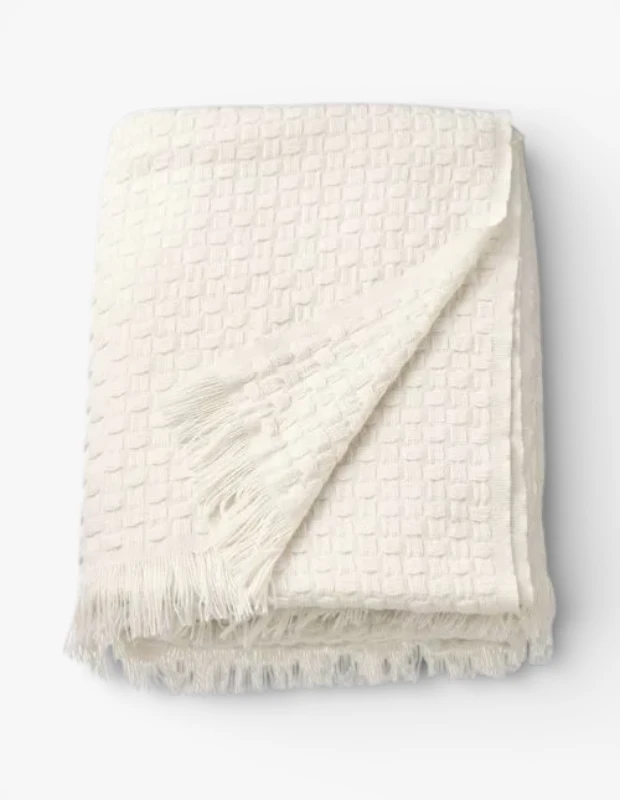 Marka Adı: Ikea
Ürün Cinsiyeti: Belirtilmemiş
Ürün Tipi: Koltuk Şalı
Ürün Sezonsallığı: Bahar, Yaz
Ürün Çeşidi: Dokulu koltuk şalı
Ürün Özellikleri: Görselde krem rengi veya kırık beyaz tonlarında, kare dokulu, petek örgüye benzer bir koltuk şalı bulunmaktadır. Ürün, yumuşak görünen bir dokuya sahip olup katlanmış halde sergilenmektedir. Kısa, püsküllü kenar detayları şalın doğal ve rahat tarzını vurgulamaktadır. Modern ve minimalist bir estetiğe sahip olan bu ürün, hem dekoratif amaçlı hem de ek sıcaklık sağlamak üzere tasarlanmıştır.
Öne Çıkan Detaylar:
- Kare dokulu, petek örgüye benzer yüzey
- Püsküllü kenar detayları
- Doğal, krem veya kırık beyaz renk tonu
Kimler Kullanıyor?: Konforu ve stil sahibi detayları bir arada arayan, ev ve dış mekanlarında doğal, sıcak ve davetkar bir atmosfer yaratmayı seven kişiler için idealdir. Özellikle bahçe, balkon gibi açık hava alanlarında veya iç mekanlarda rahatlığı ve şıklığı önemseyen, minimalist ve modern rustik estetiği benimseyenler tarafından tercih edilebilir.