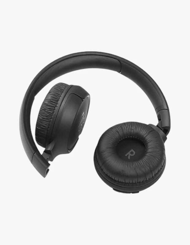 Marka Adı: JBL
Ürün Adı: JBL Tune 570BT Bluetooth Kulak Üstü Kulaklık
Ürün Cinsiyeti: Unisex
Ürün Tipi: Kulak Üstü Kulaklık
Ürün Sezonsallığı: Belirtilmemiş
Ürün Çeşidi: Kablosuz Bluetooth Kulaklık
Ürün Özellikleri:
Bu JBL kulak üstü Bluetooth kulaklık, şık siyah renkte, konforlu ve günlük kullanıma uygun tasarlanmıştır. Katlanabilir yapısı sayesinde kolayca taşınabilirken, yastıklı kulak pedleri uzun süreli dinleme deneyimleri için rahatlık sunar. Sağ kulaklıkta belirgin R işareti, kullanım kolaylığını artırır. Kablosuz Bluetooth bağlantısı ile özgür bir müzik deneyimi vadeden bu model, JBL kalitesini yansıtan bir ses performansı sunar.
Öne Çıkan Detaylar:
- Katlanabilir ve taşınabilir tasarım
- Kablosuz Bluetooth bağlantısı
- Yastıklı, konforlu kulak pedleri
Kimler Kullanıyor?:
Müzik keyfini özgürce yaşamak isteyen, günlük koşuşturmaca içinde kablosuz ve konforlu bir çözüm arayan herkes için idealdir. Hafif ve taşınabilir yapısıyla öğrenciler, ofis çalışanları ve sık seyahat edenler başta olmak üzere, hem ses kalitesine hem de kullanım kolaylığına önem veren geniş bir kullanıcı kitlesine hitap eder. Fiyat performans dengesi arayanlar için cazip bir seçenektir.
