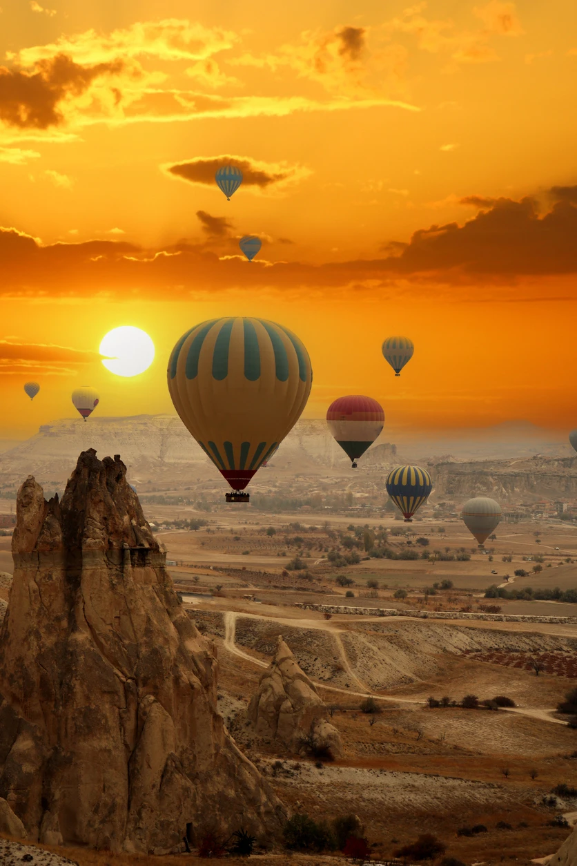 Gün doğumunda Kapadokya ve uçan balonlar