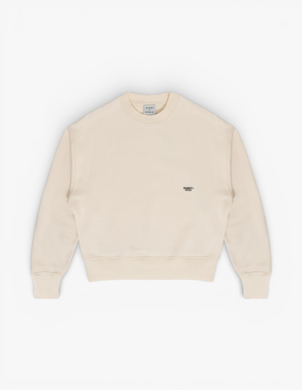 Marka Adı: Kunst Studio
Ürün Adı: Kunst Studio Unisex Oversize Ağır Gramajlı Ekru Sweatshirt
Ürün Cinsiyeti: Unisex
Ürün Tipi: Sweatshirt
Ürün Sezonsallığı: Sonbahar/Kış
Ürün Çeşidi: Bisiklet Yaka Oversize Sweatshirt
Ürün Özellikleri: Bu ekru renkli oversize sweatshirt, rahat ve modern bir kesime sahiptir. Ağır gramajlı, yumuşak dokulu kumaşı sayesinde soğuk havalarda ideal sıcaklık ve konfor sunar. Bisiklet yaka tasarımı, uzun kolları ve ribanalı manşetleri ile klasik bir siluet çizerken, etek ucundaki ribana detayı da ürüne şık bir bitiş kazandırır. Sol göğüs kısmında yer alan küçük Kunst Studio logosu ile minimalist bir marka vurgusu mevcuttur.
Öne Çıkan Detaylar:
- Rahat ve modern oversize kesim
- Ağır gramajlı, konforlu kumaş yapısı
- Sol göğüste zarif Kunst Studio logosu
Kimler Kullanıyor?: Gündelik giyiminde konforu ve modern şıklığı bir arada arayanlar için tasarlanmış bu sweatshirt, zamansız ve çok yönlü parçaları gardırobuna eklemek isteyenlerin tercihi. Minimalist estetiği benimseyen, rahatlığından ödün vermeden stilini yansıtmayı seven ve kaliteli kumaşlara değer veren herkesin beğenisine hitap eder. Hem şehirde hem de hafta sonu kaçamaklarında zahmetsiz bir şıklık sunar.