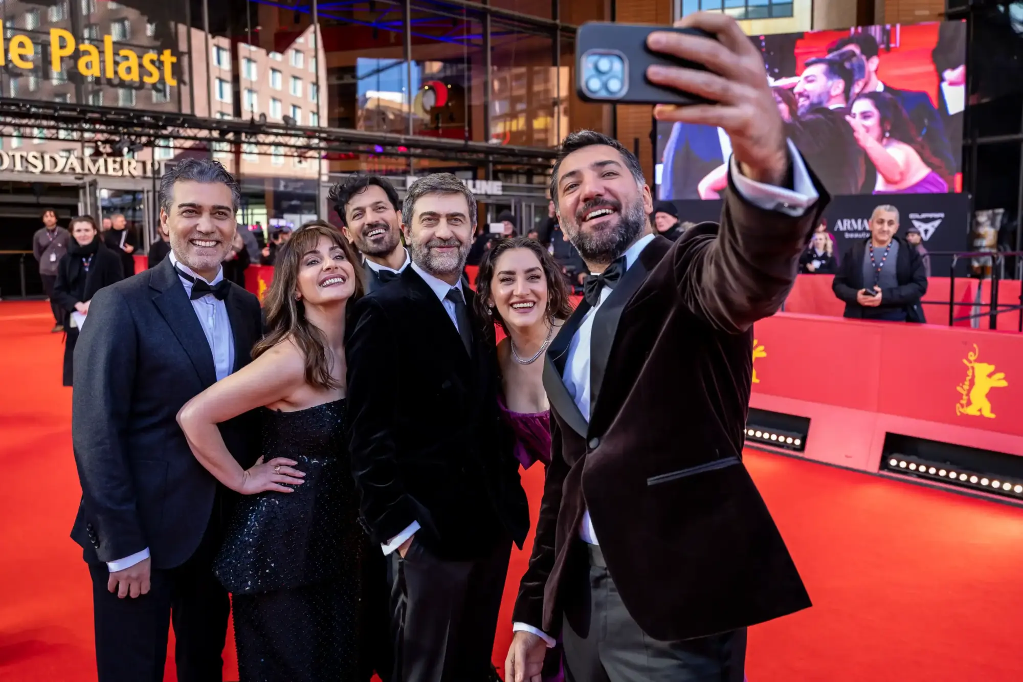 Kurtuluş filmi ekibi Berlin Film Festivali kırmızı halısında Emin Alper ile selfie çekerken