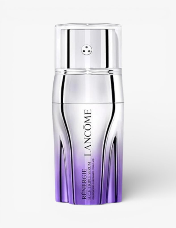 Marka Adı: Lancôme
Ürün Adı: Lancôme Unisex Rénergie Triple Serum
Ürün Cinsiyeti: Unisex
Ürün Tipi: Serum
Ürün Sezonsallığı: Belirtilmemiş
Ürün Çeşidi: Cilt Bakım Serumu
Ürün Özellikleri: Lancôme Rénergie Triple Serum, şık ve modern bir tasarıma sahip olan, gümüş ve şeffaf üst kısmı mor degrade renge geçiş yapan özel bir şişede sunulur. Ürün, C vitamini, niasinamid ve ferulik asit içeren güçlü formülüyle öne çıkar. Özel üç bölmeli yapısı sayesinde, bileşenler üç farklı tüpten ayrı ayrı çıkarak uygulama anında aktive olur ve bu sayede cilt lekelerini etkili bir şekilde hedefleyerek daha eşit ve parlak bir cilt görünümü sağlamaya yardımcı olur.
Öne Çıkan Detaylar:
- C Vitamini, niasinamid ve ferulik asit içeren gelişmiş formül
- Kullanım esnasında aktive olan üç bölmeli, yenilikçi dağıtım sistemi
- Cilt lekelerini hedeflemeye ve daha eşit bir cilt tonu sağlamaya yardımcı olur
Kimler Kullanıyor?: Bu ürün, cilt sağlığına ve parlaklığına özen gösteren herkes için idealdir. Özellikle düğün gibi özel günler öncesinde cildine yoğun bir bakım rutini uygulamak isteyen veya genel olarak yaşlanma belirtileri ve leke görünümü gibi endişeleri olan kişiler için uygundur. Cilt tonunu eşitlemek, cildine ışıltı katmak ve genel cilt kalitesini artırmak isteyen, yenilikçi ve etkili ürünleri tercih eden herkes bu seruma ilgi duyabilir.