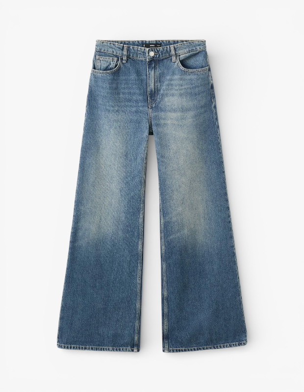 Marka Adı: Mango
Ürün Cinsiyeti: Kadın
Ürün Tipi: Jean Pantolon
Ürün Sezonsallığı: Belirtilmemiş
Ürün Çeşidi: Yüksek Bel Wide Leg Jean
Ürün Özellikleri: Mavi tonlarında, denim kumaştan üretilmiş yüksek bel bir jean pantolondur. Belden itibaren genişleyerek inen wide leg paça kesimine sahiptir. Ön kısımda düğme ve fermuar kapaması, iki yan cebi ve küçük bir bozuk para cebi bulunur. Kumaşın orta mavi rengi, özellikle diz ve üst bacak bölgelerinde görülen hafif ağartılmış ve yıpranmış efektlerle denim pantolona vintage ve karakteristik bir hava katar.
Öne Çıkan Detaylar:
- Yüksek bel kesimi, bacak boyunu optik olarak uzatan ve beli vurgulayan bir silüet sunar.
- Belden aşağıya doğru genişleyen wide leg paça, modern ve rahat bir duruş sağlar.
- Diz ve üst bacak bölgelerindeki ağartılmış efektler, pantolona vintage ve dinamik bir stil katar.
Kimler Kullanıyor?: Konforu ve modern bir silüeti önceliklendiren, stil sahibi bir duruş sergilemeyi seven ve gardıroplarında çok yönlü, zamansız ama aynı zamanda trend parçalara yer vermek isteyen bireyler bu jean modelini tercih edebilirler. Farklı vücut tiplerine uyarlanabilir olması sayesinde, hem bacak boyunu uzatmak isteyenler hem de daha dengeli ve rahat bir görünüm arayanlar için uygun bir seçenek sunar.