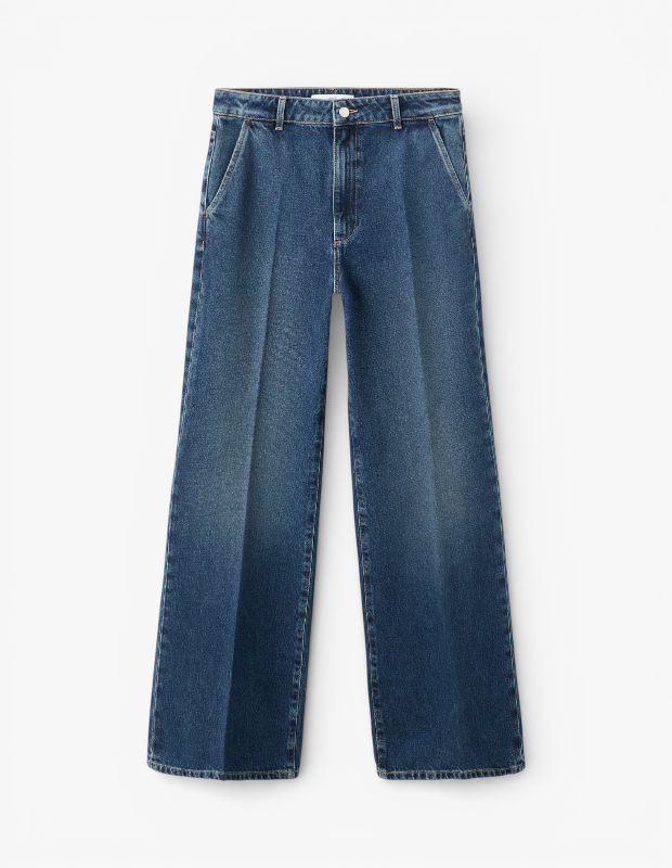 Marka Adı: Mango
Ürün Cinsiyeti: Kadın
Ürün Tipi: Jean Pantolon
Ürün Sezonsallığı: Dört Mevsim
Ürün Çeşidi: Wide Leg Jean
Ürün Özellikleri: Bu jean pantolon, orta bel kesimi ve modern wide leg (geniş paça) kalıbıyla dikkat çekiyor. Dayanıklı denim kumaştan üretilmiş olup, ön tarafında klasik bir düğme ve fermuar kapama detayı ile eğimli cepler bulunmaktadır. Orta tonlardaki mavi yıkaması ve paçalara doğru hafif ağartma efekti, ürüne hem zamansız bir hava hem de güncel bir dokunuş katmaktadır. Geniş paça tasarımı, gün boyu rahatlık ve şık bir görünüm sunar.
Öne Çıkan Detaylar:
- Orta bel kesimi ve wide leg (geniş paça) kalıbı ile modern ve rahat bir silüet.
- Klasik jean görünümünü tamamlayan orta mavi yıkamalı denim kumaş.
- Ön kısımda yer alan kullanışlı eğimli cepler ve düğme-fermuar kapama.
Kimler Kullanıyor?: Modern ve rahat bir şıklığı benimseyen, güncel moda trendlerini takip eden ancak konfordan ödün vermek istemeyen herkes bu jean pantolonu gardırobuna ekleyebilir. Farklı kombinlerle gündüzden geceye taşınabilecek, zamansız bir parçanın yanı sıra stil sahibi duruşuyla dikkat çekenler için idealdir. Bel bölgesinde doğal ve rahat bir oturuş arayanlar ile hareket özgürlüğünü önemseyen bireylerin tercihi olacaktır.