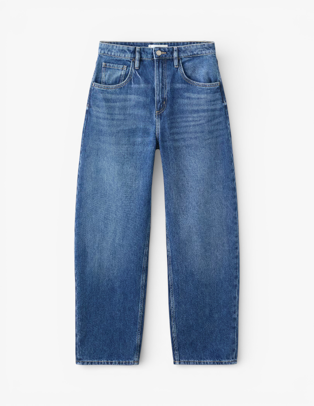 Marka Adı: Mango
Ürün Cinsiyeti: Kadın
Ürün Tipi: Jean
Ürün Sezonsallığı: Her mevsim
Ürün Çeşidi: Yüksek Bel Barrel Jean
Ürün Özellikleri: Bu orta mavi denim jean, yüksek bel kesimi ve karakteristik barrel paça formuyla modern bir silüet sunar. Belden dar başlayıp diz hizasında hacim kazanarak bileğe doğru hafifçe daralan özel kesimi, vücuda şekil verir ve dinamik bir duruş yaratır. Klasik beş cepli tasarıma sahip olan pantolon, düğme ve fermuar kapamalıdır. Kumaşın hafif yıkamalı efekti, ürüne otantik bir denim dokunuşu katarken, sağlam dikiş detayları kalitesini vurgular.
Öne Çıkan Detaylar:
- Vücuda şekil veren yüksek bel kesim
- Modern ve hacimli barrel paça formu
- Otantik orta mavi denim rengi ve hafif yıkama efekti
Kimler Kullanıyor?: Güncel moda akımlarını takip eden, gardırobuna çarpıcı ve konforlu bir parça eklemek isteyenler bu jean modelini tercih ediyor. Özellikle düz silüetlere hacim katmak isteyen, uzun boylu veya minimal stili güçlü bir detayla zenginleştirmeyi sevenler için idealdir. Rahatlığı ve özgün duruşu bir arada arayan, şehirli ve stil sahibi bireylerin günlük kombinlerinde ve özel anlarında tercih edebileceği zamansız bir seçenektir.