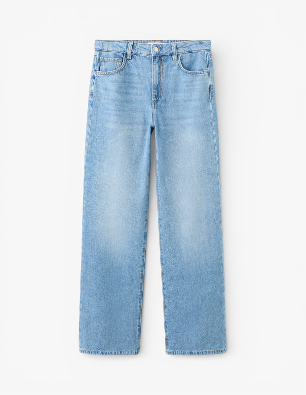 Marka Adı: Mango
Ürün Cinsiyeti: Kadın
Ürün Tipi: Jean Pantolon
Ürün Sezonsallığı: Dört Mevsim
Ürün Çeşidi: Wide Leg Jean
Ürün Özellikleri: Açık mavi renkte, hafif eskitme detaylarına sahip, pamuklu denim kumaştan üretilmiş, modern ve rahat bir wide leg jean pantolondur. Bacakları kalçadan itibaren genişleyen ve düz bir şekilde paçaya kadar inen kesimiyle, çağdaş bir silüet sunar. Klasik beş cepli tasarımı, kemer köprüleri ve düğmeli fermuar kapamasıyla hem işlevsel hem de stil sahibi bir görünüm sağlar. Orta veya hafif yüksek bel kesimi, gün boyu konforlu bir kullanım vadederken, her mevsim rahatlıkla kombinlenebilir yapısıyla gardırobun temel parçalarından biri olmaya adaydır.
Öne Çıkan Detaylar:
- Geniş paça kesimiyle modern ve rahat bir duruş
- Açık mavi tonunda, hafif eskitmeli denim kumaş
- Klasik beş cepli ve kemer köprülü tasarım
Kimler Kullanıyor?: Bu jean pantolon, günlük giyiminde modern rahatlığı ve şıklığı bir araya getirmek isteyen herkes için idealdir. Stiline geniş ve akışkan silüetler katmayı seven, mevsimsiz parçalarla zahmetsizce farklı kombinler oluşturmayı tercih edenler tercih edebilir. Hem spor ayakkabılarla casual bir görünüm yakalamak hem de topuklu ayakkabılarla daha iddialı bir stil oluşturmak isteyen, çok yönlü ve güncel parçalara değer veren bireylerin gardırobunda kolayca yer bulur. Bedenine güvenen, rahatından ödün vermeyen ve stilini geniş paça kesimleriyle ifade eden herkesin beğenisine hitap eder.