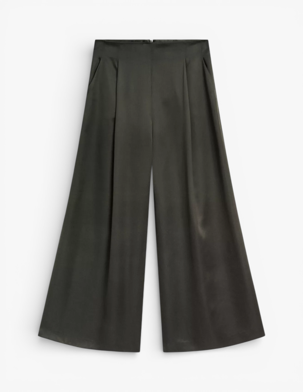 Marka Adı: Massimo Dutti
Ürün Cinsiyeti: Kadın
Ürün Tipi: Pantolon
Ürün Sezonsallığı: Dört Mevsim
Ürün Çeşidi: Geniş Paça Pantolon
Ürün Özellikleri: Bu koyu renkli saten geniş paça pantolon, akışkan silueti ve modern duruşuyla öne çıkar. Yüksek belli tasarımı bacak boyunu optik olarak uzatırken, bel kısmındaki belirgin pens detayları ve gizli fermuar kapatma temiz ve zarif bir görünüm sağlar. Yumuşak ve hafif saten kumaşı sayesinde, hareket özgürlüğü sunar ve gün boyu konforlu bir kullanım vadeder. Geniş paça kesimi, modern terzilik anlayışını yansıtan güçlü bir stil ifadesi yaratır. Yanlarda bulunan cepler ise işlevsellik katarken, pantolonun sade ve şık çizgisini bozmaz. Bu pantolon, hem gündüz hem de gece şıklığı için idealdir.
Öne Çıkan Detaylar:
- Akışkan ve hafif saten kumaşın zarif parlaklığı
- Bacak boyunu uzatan yüksek bel ve geniş paça kesimi
- Beldeki pens detayları ve gizli fermuar kapatma ile sağlanan temiz ve modern görünüm
Kimler Kullanıyor?: Kapsayıcı ve zahmetsiz şıklığı benimseyen, modern ve dinamik bireyler için tasarlanmıştır. Bu pantolon, iş hayatında güçlü ve profesyonel bir duruş sergilemek isteyenlerden, günlük yaşamında rahatlığı ve elegant görünümü bir arada arayanlara kadar geniş bir kitleye hitap eder. Stillerinde minimalist çizgileri ve zamansız parçaları tercih eden, kaliteye ve kumaş dokusuna önem veren, kendi tarzını özgürce ifade eden herkes bu parçayla kendi hikayesini yazabilir.